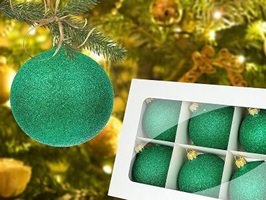 Mat grøn julekugle i glas med intens glimmer. Smukke grønne julekugler til juletræet